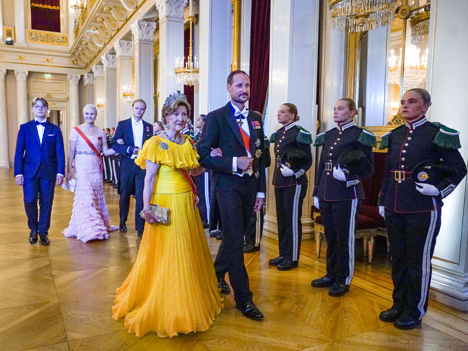 Queen Sonja arrives at the gala dinner escorted by Crown Prince Haakon. The Queen was the first speaker of the evening. Photo: Lise Åserud / NTB